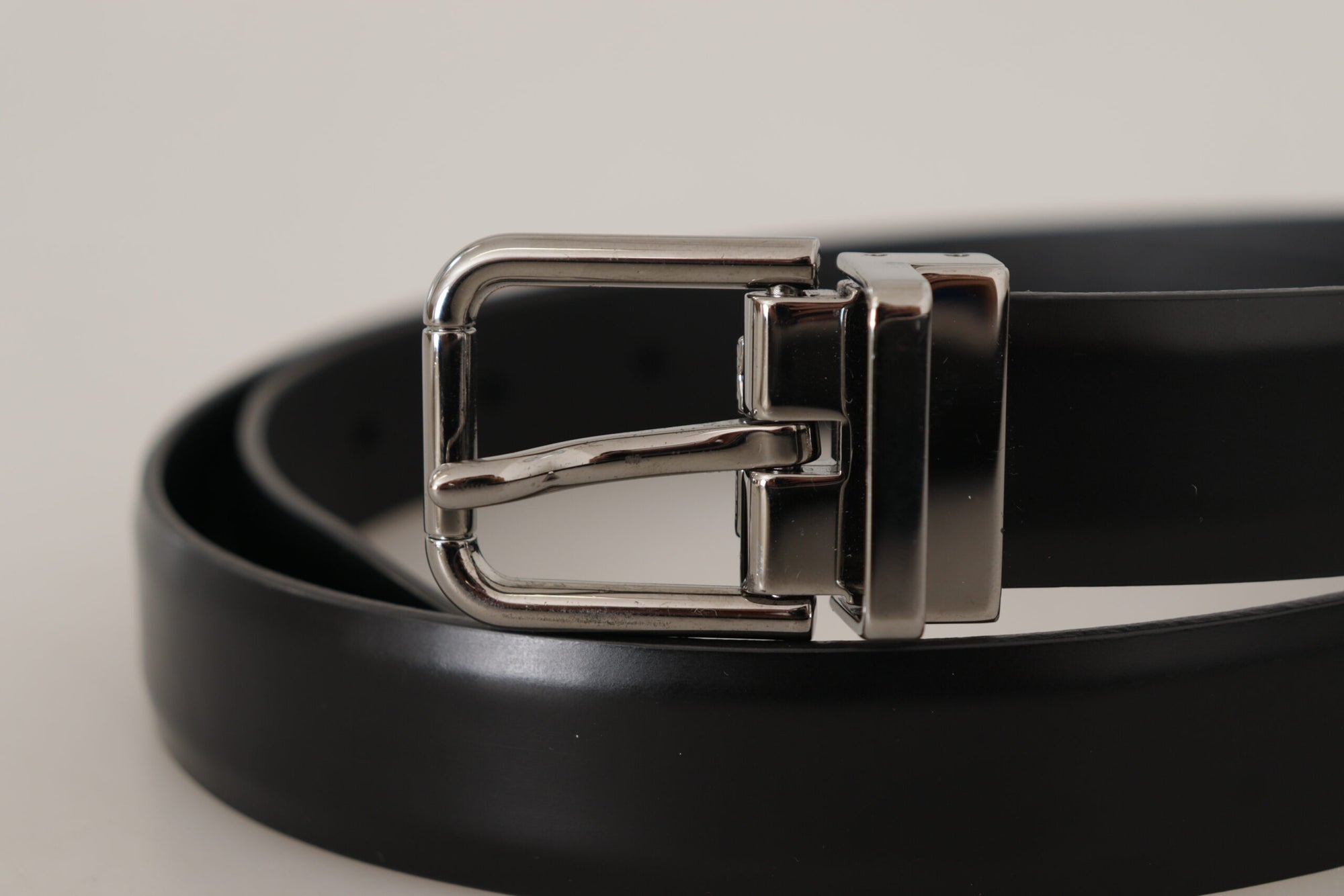 black-leather-belt-metal-buckle-closeup