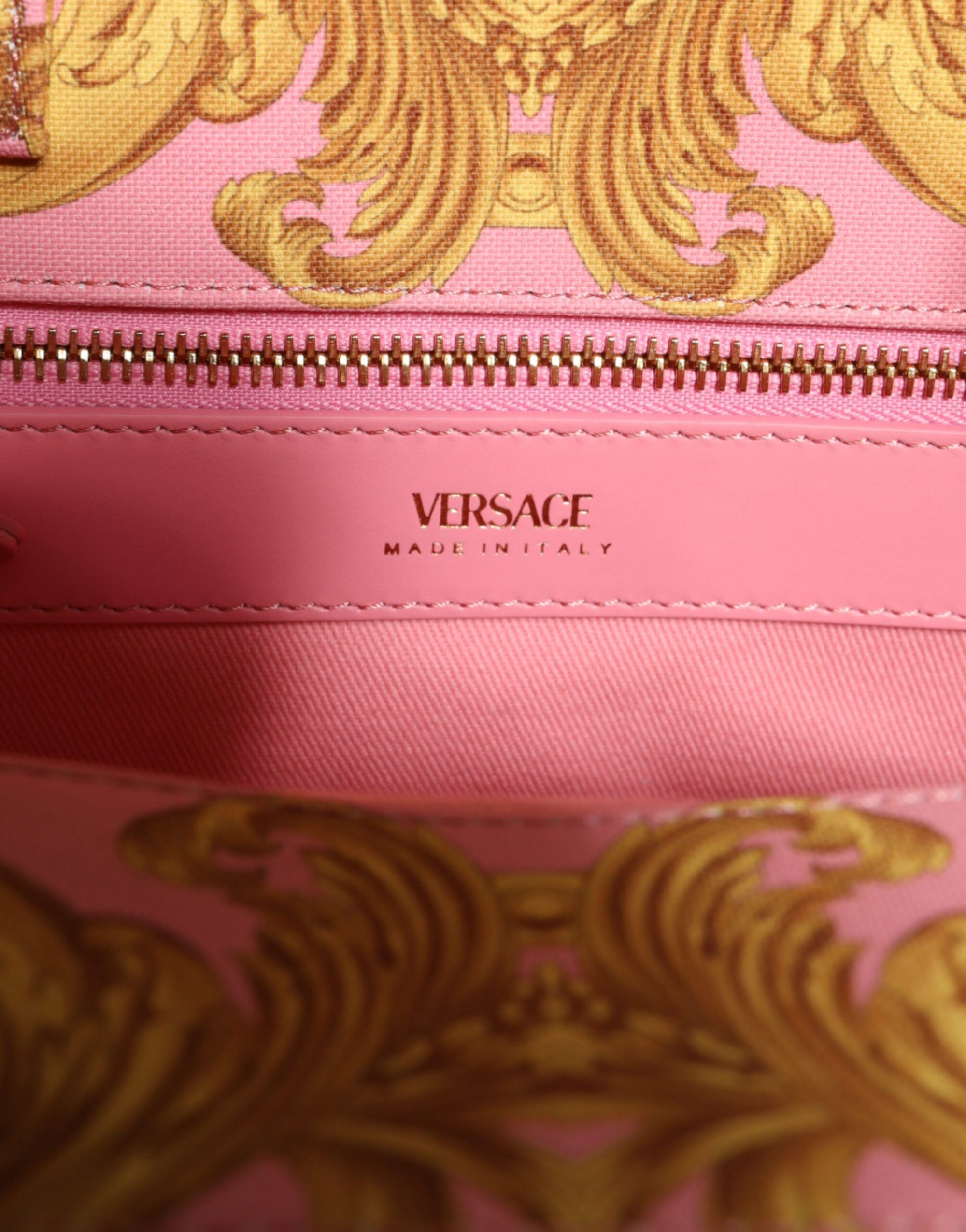 versace-baroque-pattern-tote-closeup