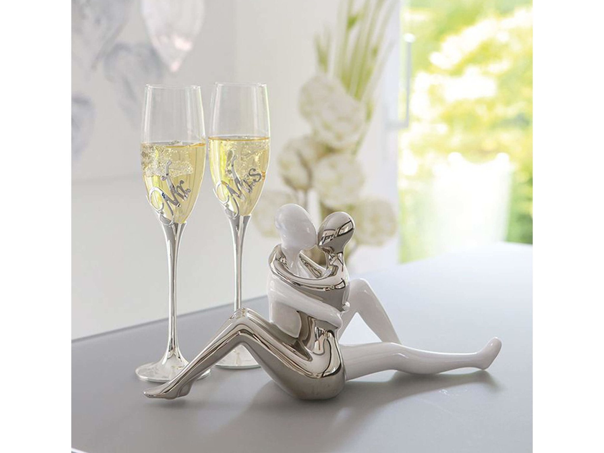 huwelijksdecorate met champagne glazen voor hem en haar