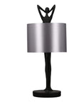 vrouw zwarte lamp met zilver doek