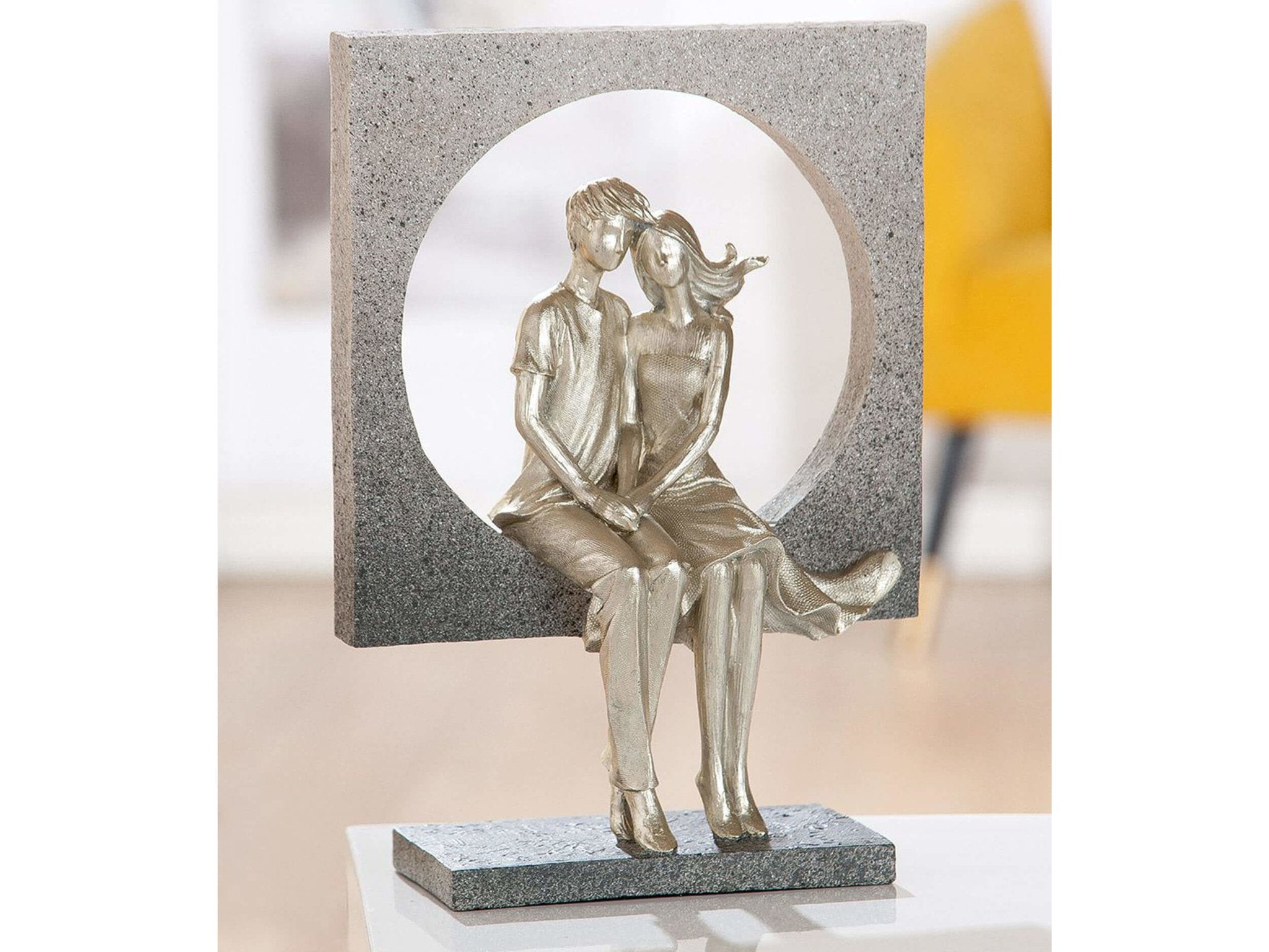Verliefd zittend koppeltje sculptuur in polyresin, grijs-champagne kleurig 26.5 cm