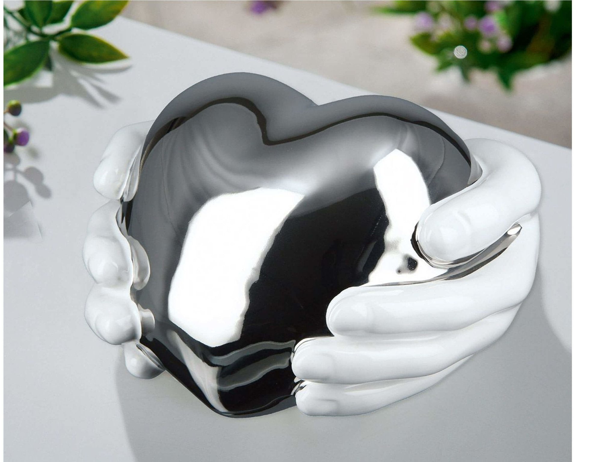 Hart in handen in zilver en wit keramiek. 10 cm