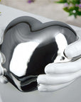 Hart in handen in zilver en wit keramiek. 10 cm