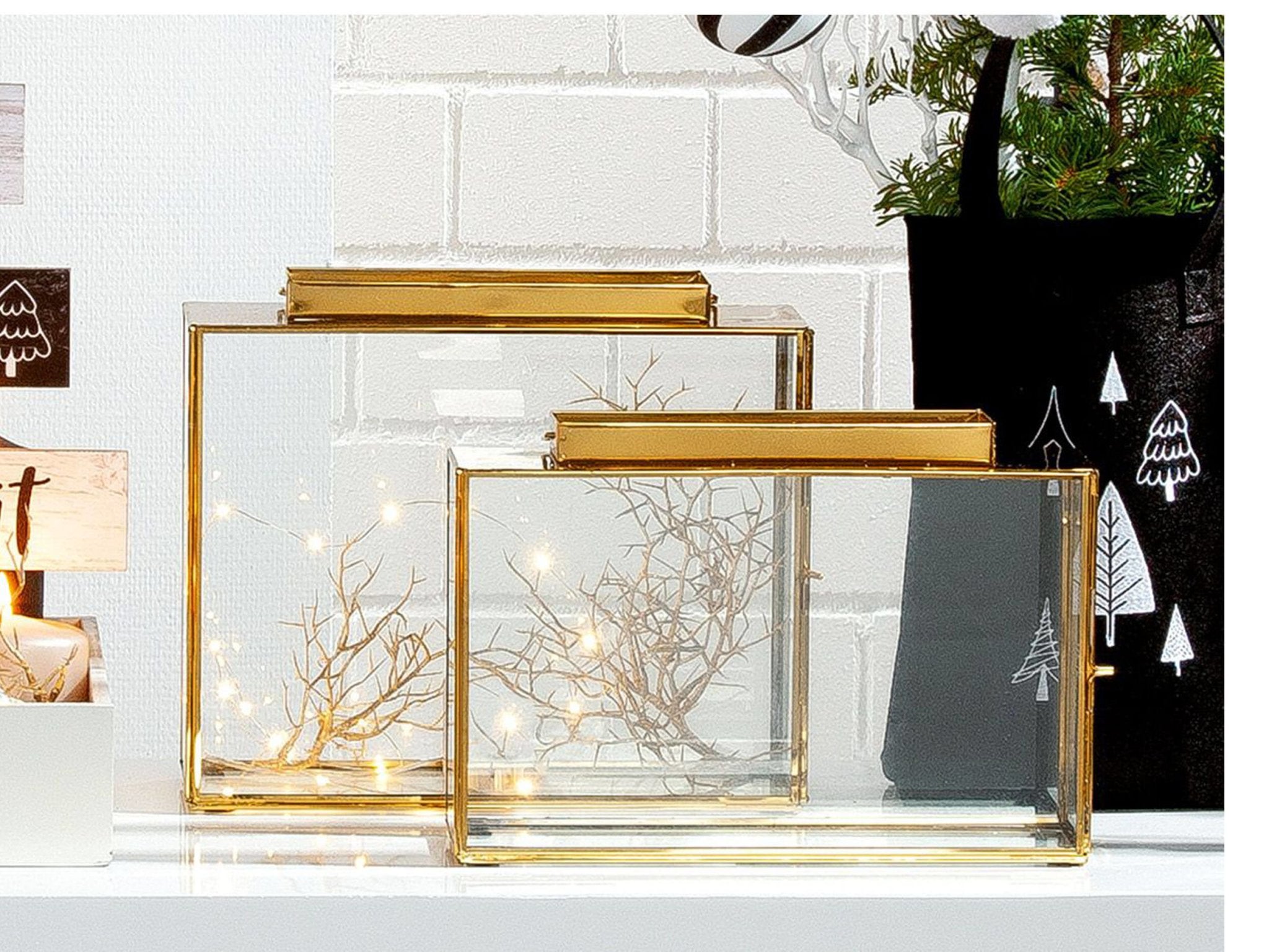 Gouden en glazen lantaarns met afmetingen 30x22x8 cm