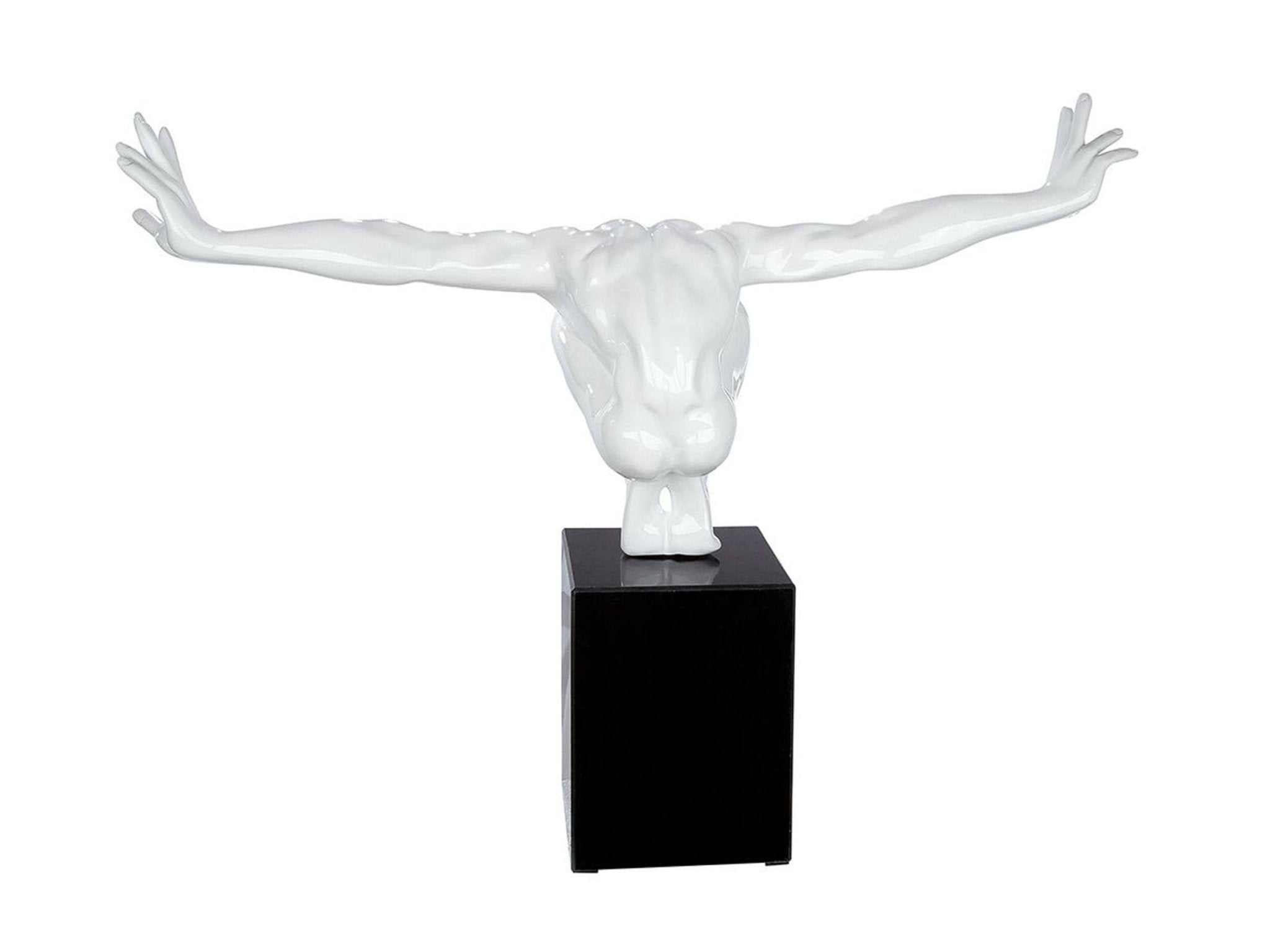 witte sculptuur van sportman cliffhanger op zwarte doos H 45 cm