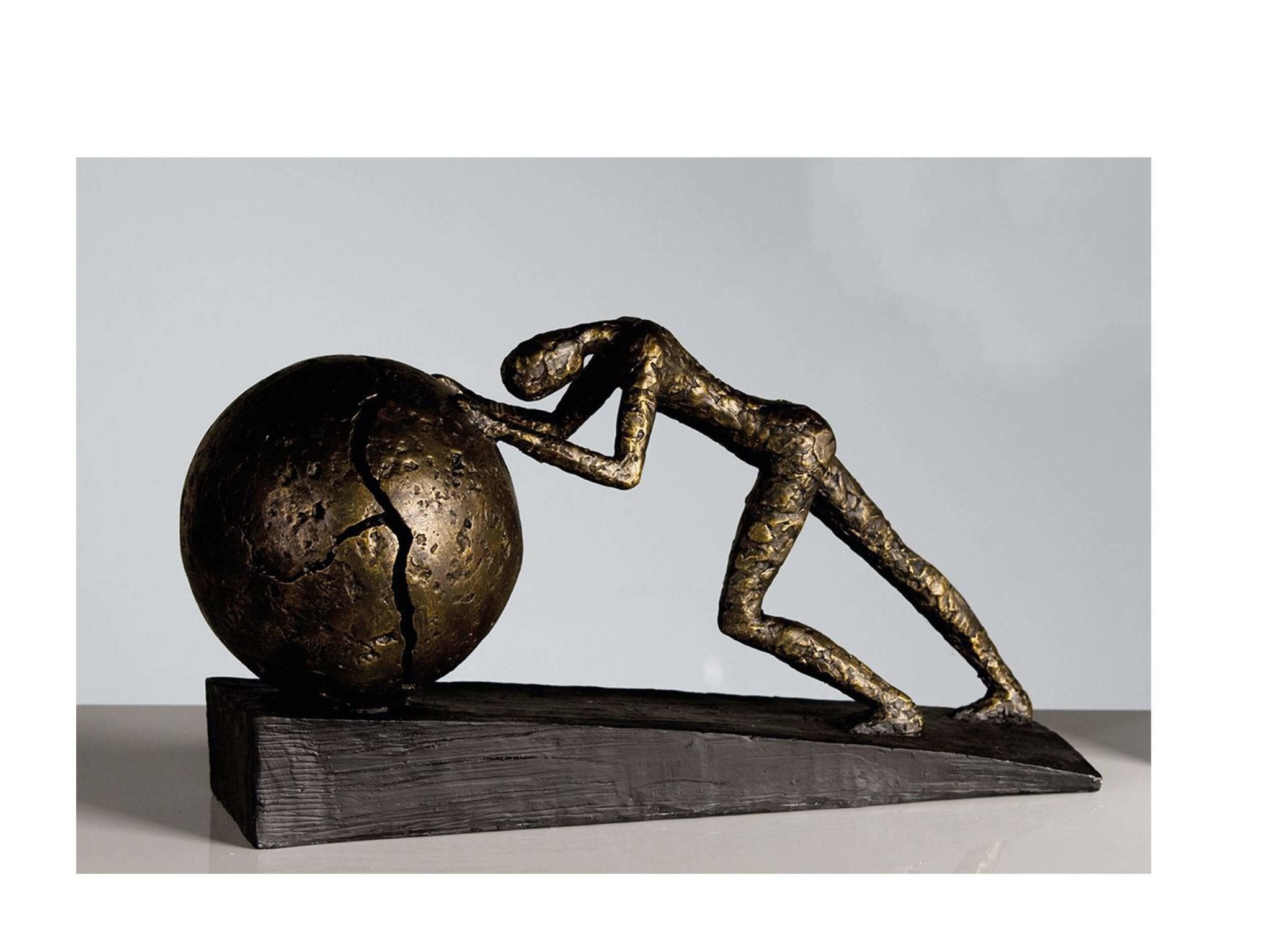 Metafoor van Sisyphus uitgebeeld in een polyresin sculptuur van 21,5 cm