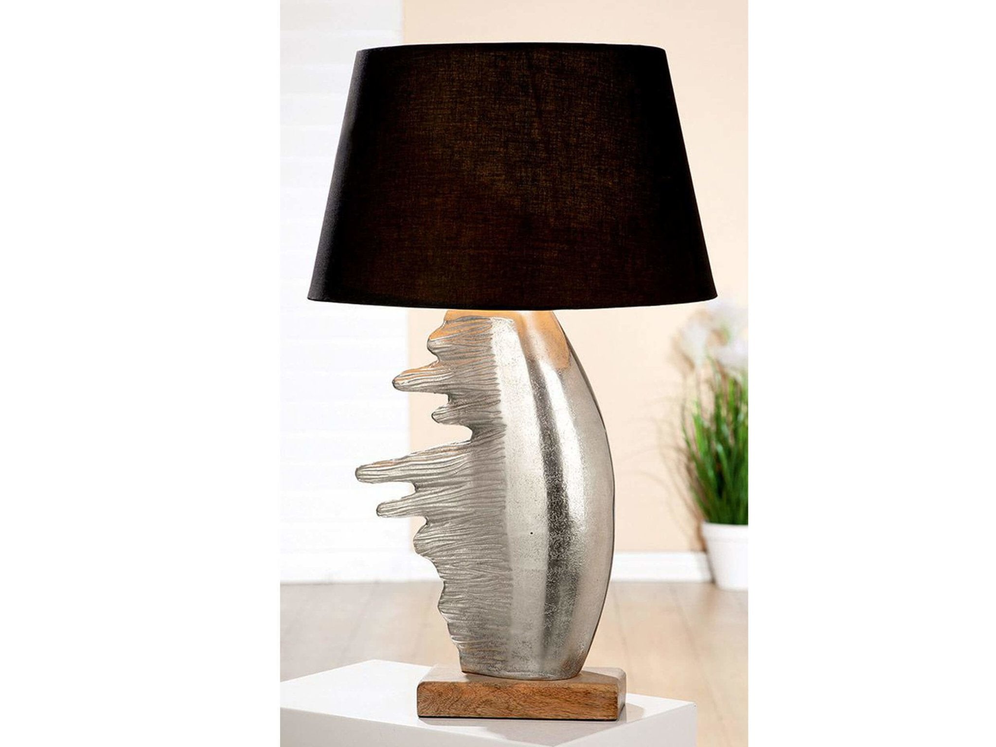 Tafellamp in zilver met houten voet en donkerbruine lampenkap