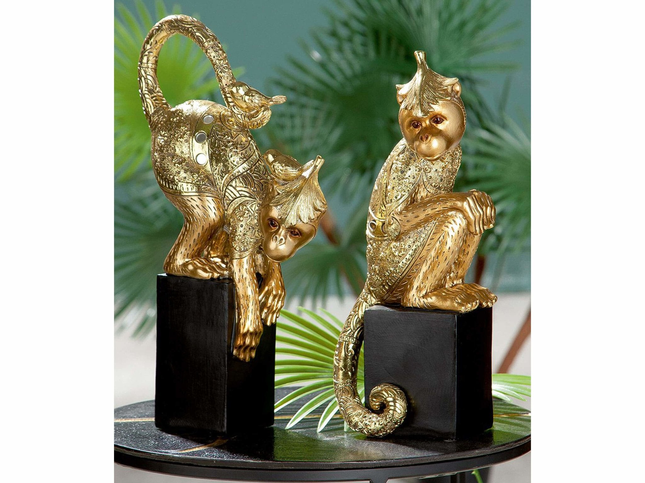 Set van 2 gouden aapjes zittend en staand op een zwarte basis
